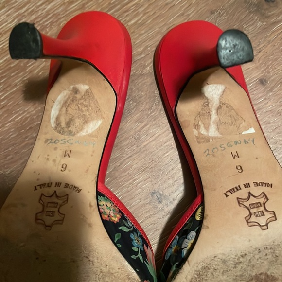 Gorgeous vintage Isaac Mizrahi Slides, material is blue fabric with red leather. - Picture 4 of 5